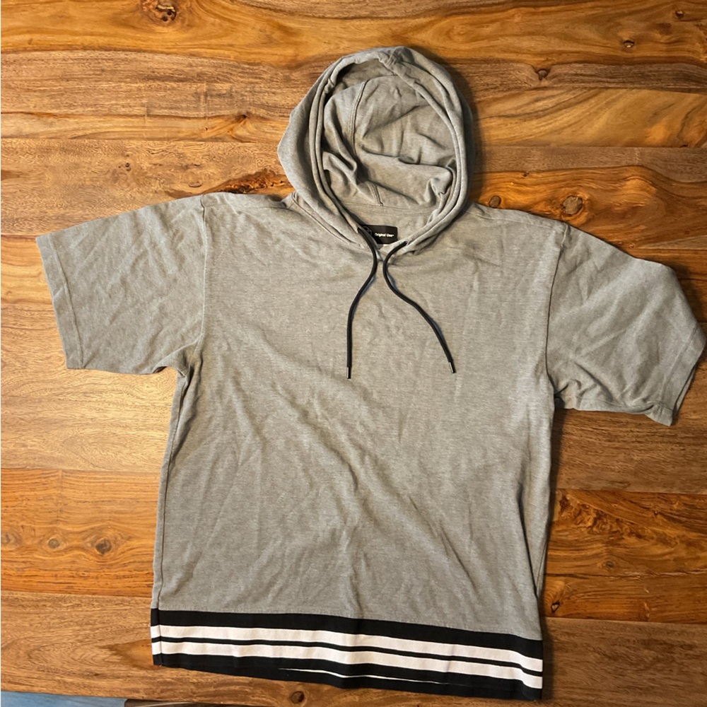 Men’s Original Use short sleeve hooded shirt. Size M